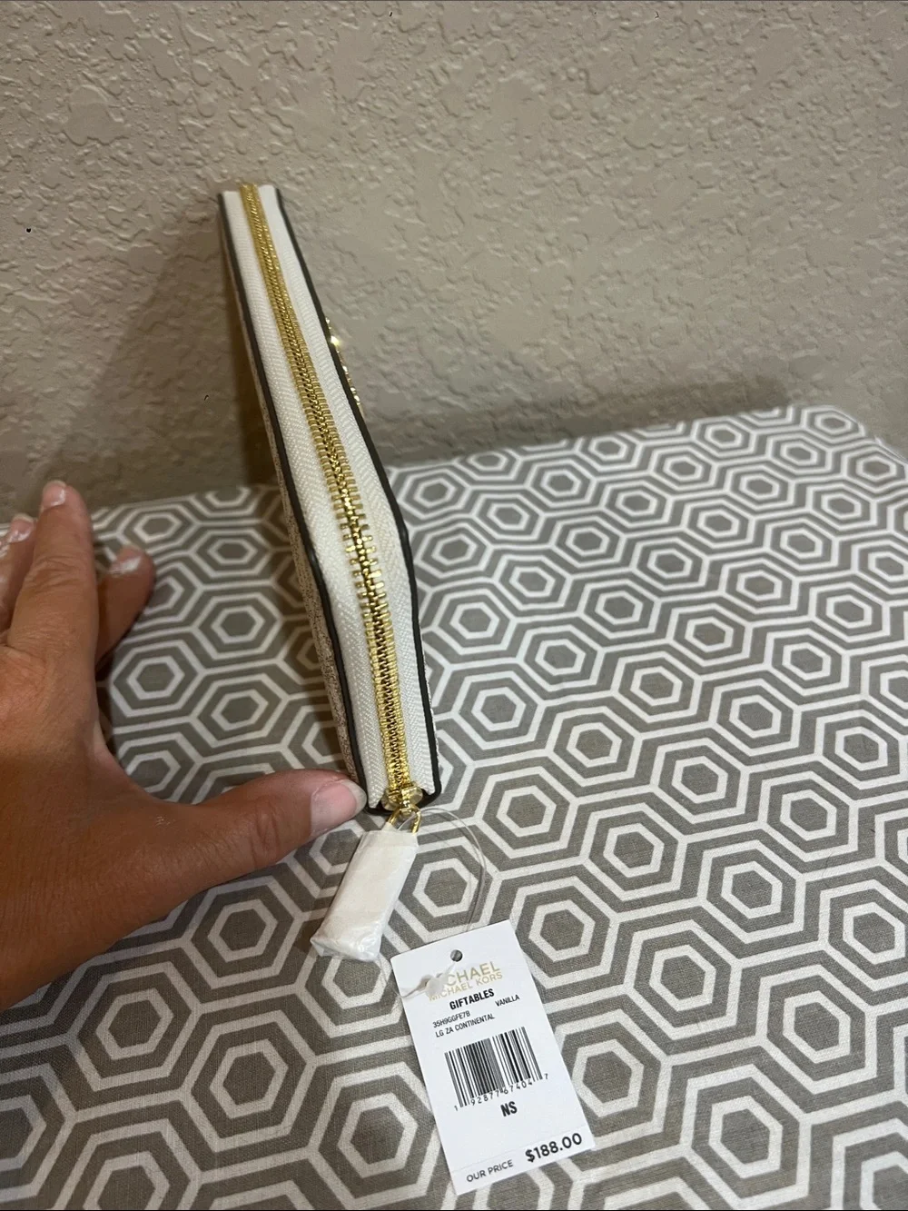 MICHAEL KORS Vanilla LG ZA Continental Logo Zip Wallet